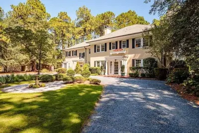 Image de Knollwood Manor - Historic Mansion Overlooking the Famous Mid Pines Golf Course