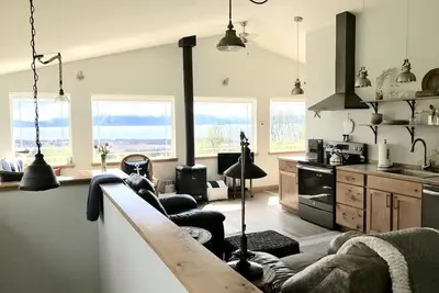 Image de Loft on the Hill - In-town, Luxury, Big View!