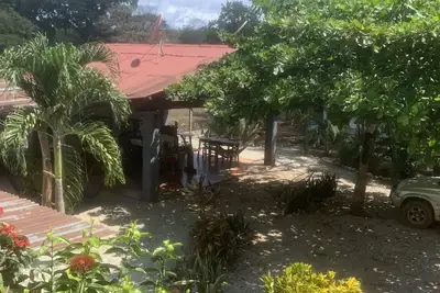 Image de Rustic jungle lodge in a tranquil garden setting - Room 5 Family room