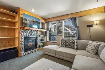 Image de Ski in Ski out at Schweitzer Mountain Resort | Great Views | Cozy Condo