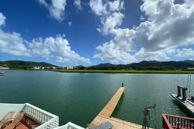 Image de Breezy 2 Bdr Waterfront Villa with Dock