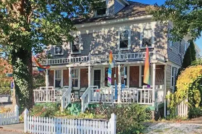 Image de New Listing! Large private home in the heart of the West End! !