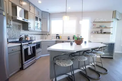 Image de Gorgeous Lake Front Home, Central Location