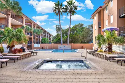 Image de 3 Bedroom, 2+ Bath Condo, sleeps 8 and is less than 1 block from the beach!