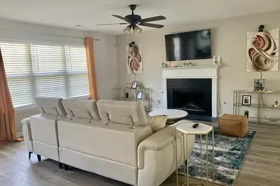 Spacious, Modern House with Cozy Fireplace, Home Office and Master Suite