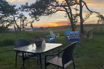 Image de Sunset loft – newly renovated, beautiful one bedroom and one loft cottage.