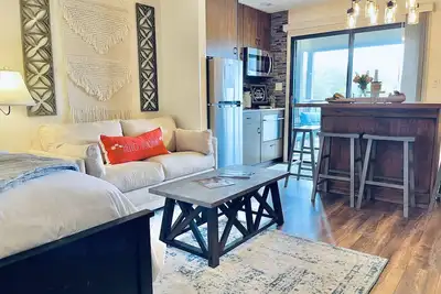 Image de Beautiful Mountain Studio at Rumbling Bald with Views, Pools, Golf & Restaurants