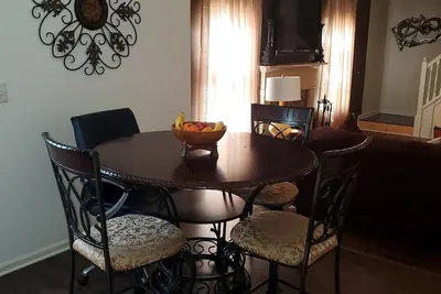 Image de Spacious, Relaxing, Fun Home away from Home. sleeps up to 10