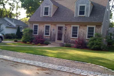 Image de Beautiful 3 bedroom home just steps to bay beaches