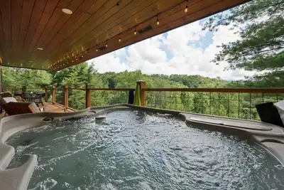 Image de Spring Break in Smoky's! Mountain Views! Centrally Located! Hot Tub!