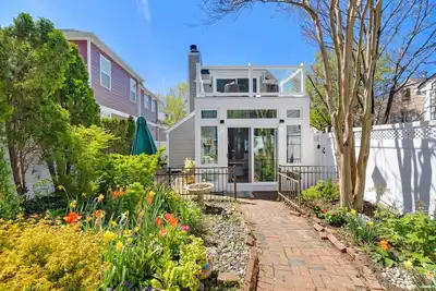 Image de 421 Irie: Simply Charming 2 Story Cottage! ! Private Pool! ! 1 Off Street Parking!