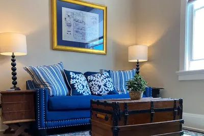 Image de Luxury Retreat in Prime Downtown Spring Green Location