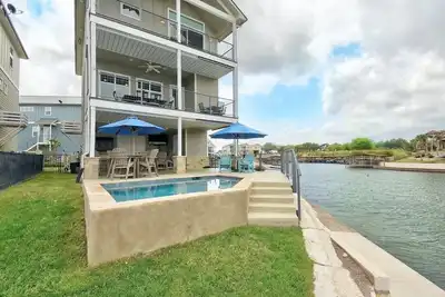 Image de Paradise Point- Luxury Lake House w/private pool!