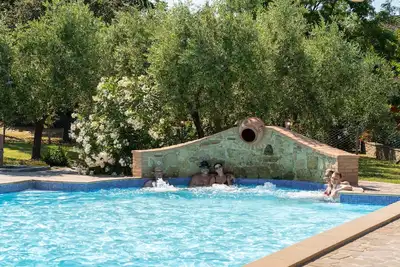 Image de Appartement à Peccioli, rez-de-chaussée, terrasse privée, WiFi, piscine, familial