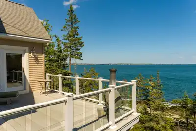 Image de Perched atop the Rocky Coast of the Atlantic Ocean with Stunning Views. . .