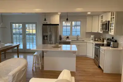 Image de Newly Renovated in walking distance to two of Newport’s best beaches!