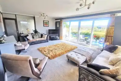 Image de Contemporary retreat with fantastic views, hot tub and large garden