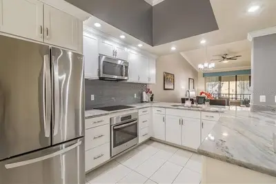 Image de Luxury Shorewalk lakefront condo close to the Ami and Img.