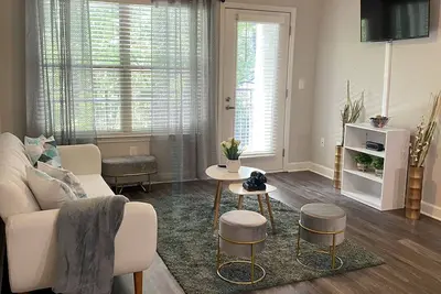 Image de Vibes:2bd/2bth| Extra: Tesla Rental Available