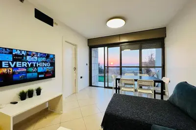 Image de yellow equipment apartment with amazing view and great location