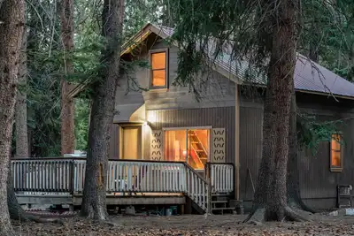 Image de It's time for fall colors, stay in this cabin in the woods.