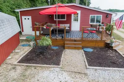 Image de Lake front property with a relaxing front deck overlooking Bristol Lake