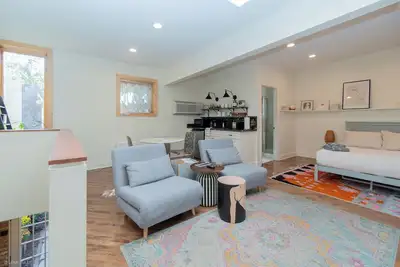 Image de Coach House with Heated Garage and Private Rooftop Deck