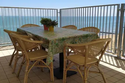 Image de Apartment with large terrace right by the sea