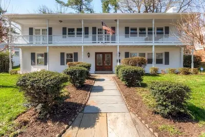 Image de Majestic Residence, Theater, Gym - 5 miles from Dc