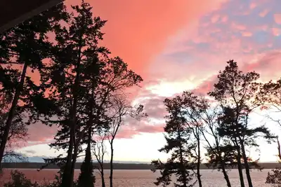 Image de Highbank waterfront with hot tub, firepit, crab boat, pots and 2 single kayaks!