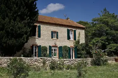 Image de Jolie maison de campagne avec grande piscine et terrain de tennis