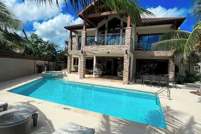 Image de Luxury Oceanside Villa Minutes from Ocho Rios, Chef and Staff Included!