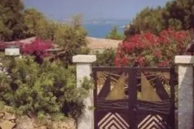 Villa surrounded by greenery at a very short distance from the sea
