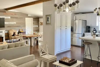 Image de Unbeatable Location! Steps Away from Wineries! Modern-Country Serene Home