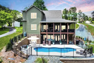 Image de Sandy Bottom Cove, New Lakefront Luxury w/ Covered Decks + Heated Salt Pool, Beach, Hot Tub, Dock!