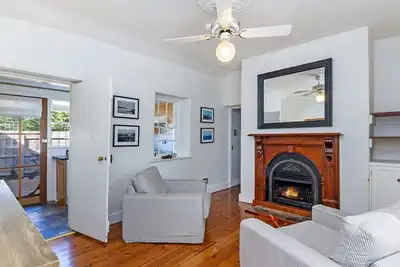 Image de Centrally located quaint historic cottage