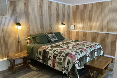 Image de Cabin on the Eagle River Chain! Boat dock slip! Kayaks! Firewood for bonfires!