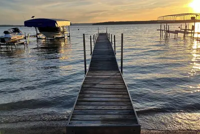 Image de Renovated Beachfront Cottage on Sunset Beach, Burt Lake, Indian River, Michigan