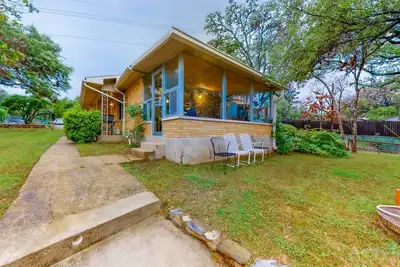 Image de Wonderful Lakefront Home w/ Yard, Water Views, Central Ac, WiFi, Private W/D