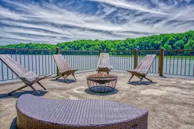 Image de Cozy Waterfront Cabin with Large Pier