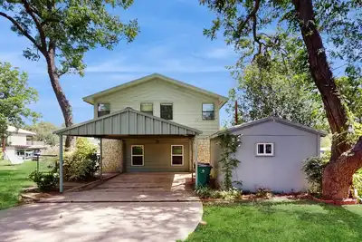 Image de Lakefront home on water with great views, boat dock, al fresco dining, and WiFi