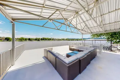 Image de Spacious lakefront home w/ water views, WiFi & private washer/dryer