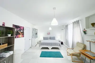 Image de Simplicity 1br 1ba Corner Apartment with Pool View