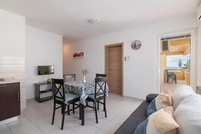 Image de Appartement d'une chambre avec le balcon et la vue sur le mer Mandre, Pag (A-18748-e)