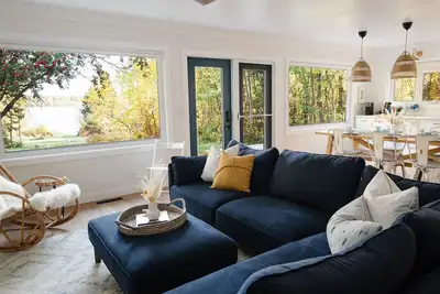 Image de Lakefront home with stunning sunrise view, King bed - a nature lover's paradise