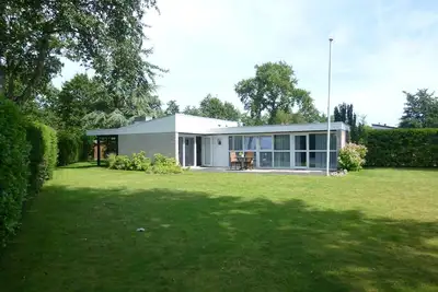 Image de Bungalow indépendant, idéal pour les amateurs de sports nautiques et de nature.