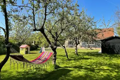 Image de Holiday home 't Boerderietje is very close to the beach, has a spacious, enclosed back garden with playhouse and slide and is equipped with all modern conveniences