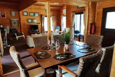 The Cosy Mountain Cabin with Stunning Views in Kardama Forest