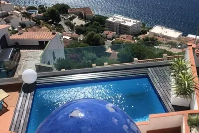 Image de villa lumineuse, piscine privée vue mer spectaculaire à 180 degrés, proche plage