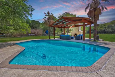 Image de Driftwood Manor - Upscale Hill Country property with Private Pool!